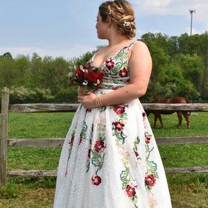 White French Lace Embroidered Formal Gown Size 6-8